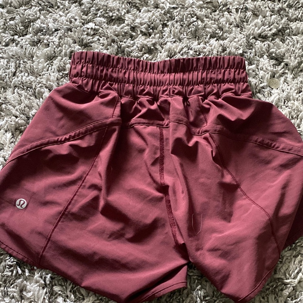 4inch lululemon Hotty hots - in Red Merlot